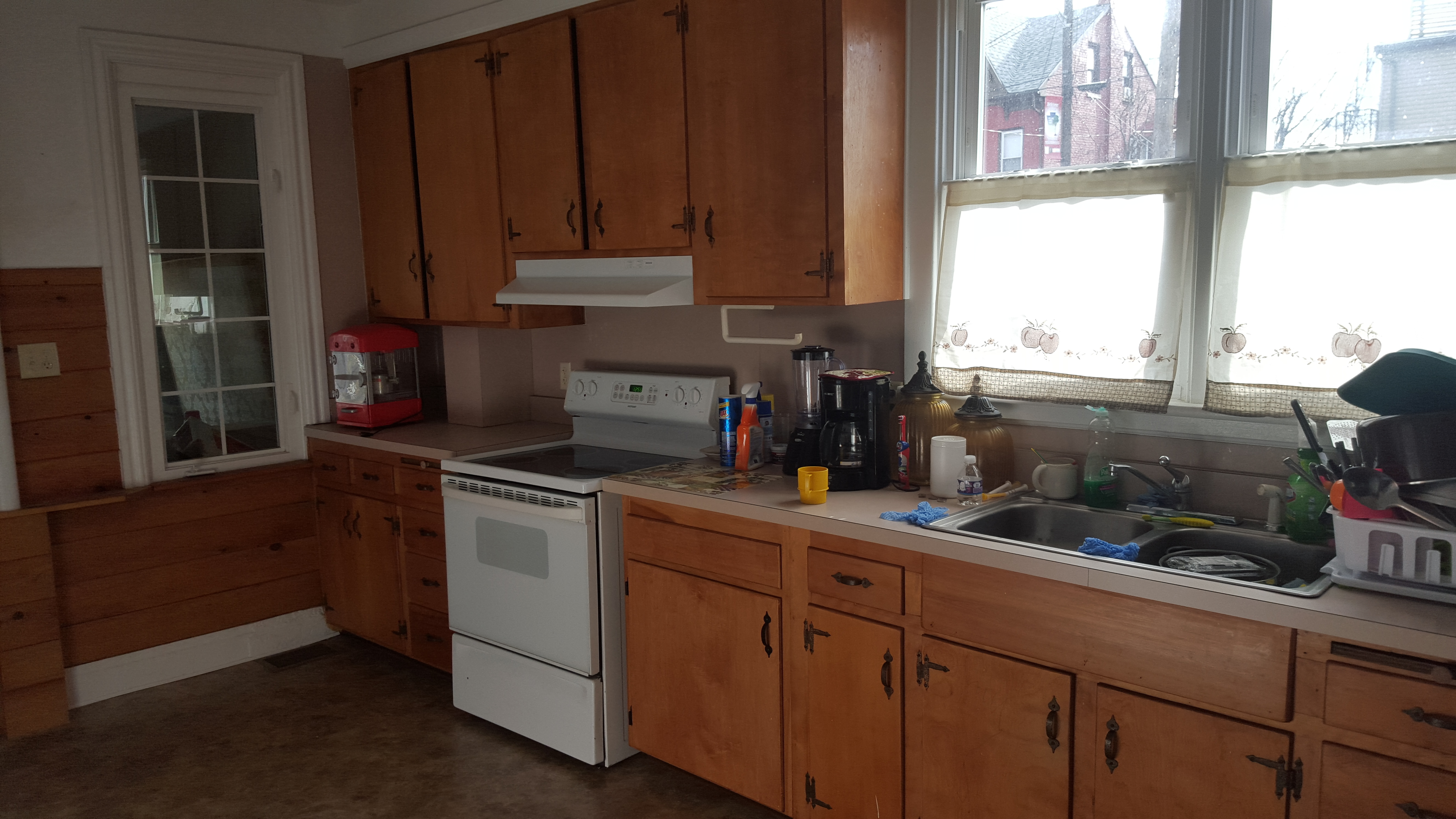 Lebanon House: 404 N 10th St