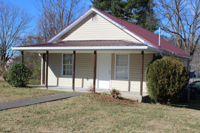 Johnson City House: 215 Bettie St