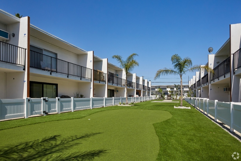 Long Beach Apartment: 1740 Redondo Ave