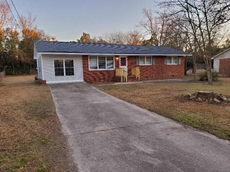 Fayetteville House: 1350 Shaw Rd