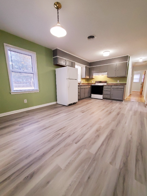 Fayetteville House: 1350 Shaw Rd