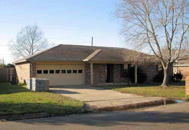 New Boston House: 114 David Dr