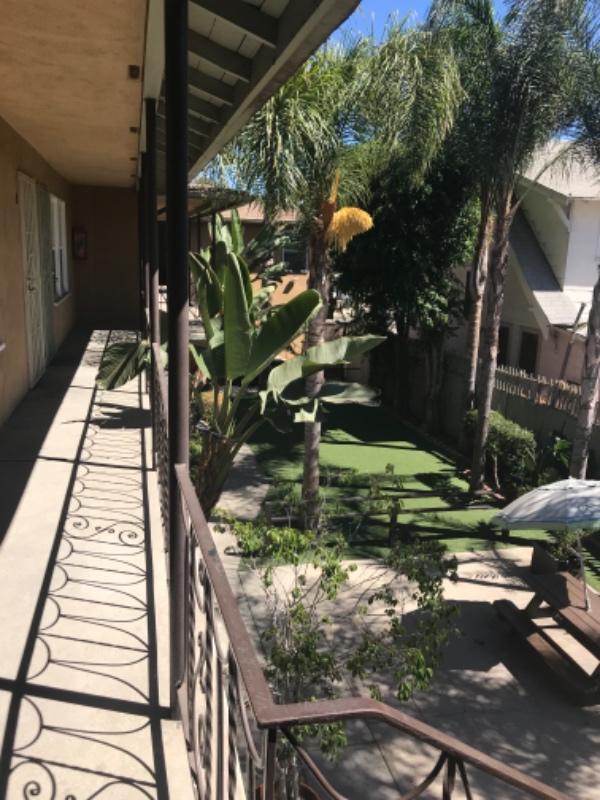 Long Beach Apartment: 1029 Magnolia Ave