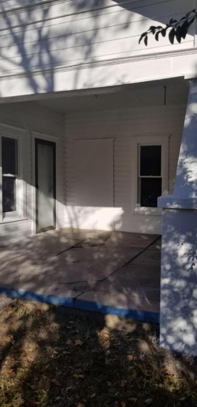 Shawnee House: 641 N Broaway Ave