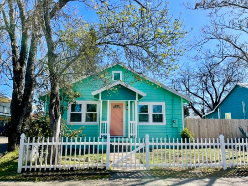 Redding House: 1063 Gilbert St