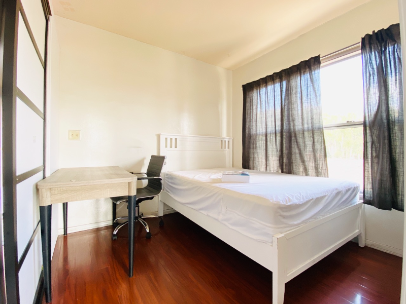 Santa Monica Apartment: 2020 Cloverfield Blvd