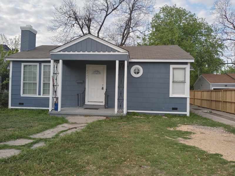 San Antonio House: 2227 W Woodlawn Ave