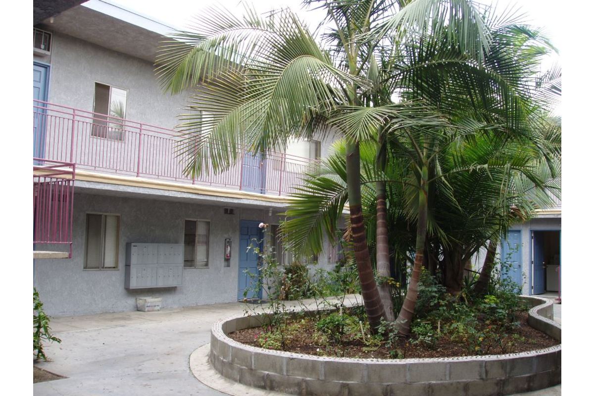 LONG BEACH Apartment: 6890 Paramount Blvd.