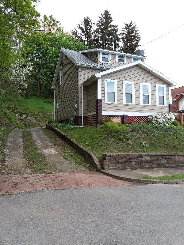 Ellwood City House: 716 Hazel Ave