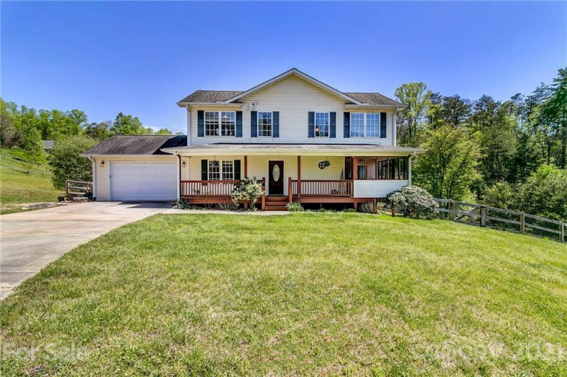 Weaverville House: 21 Locust Meadow Ln