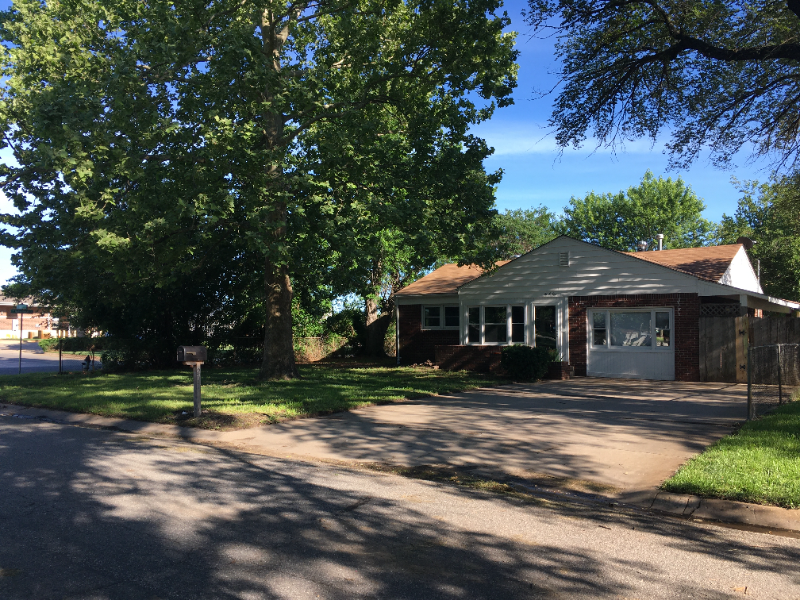Haysville House: 201 W Hunter Ave