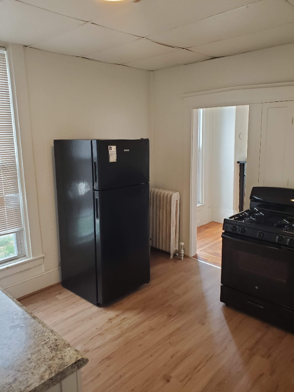 Manchester Apartment: 494 Pine St