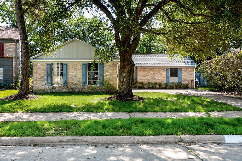Houston House: 5314 Hazelgrove Dr