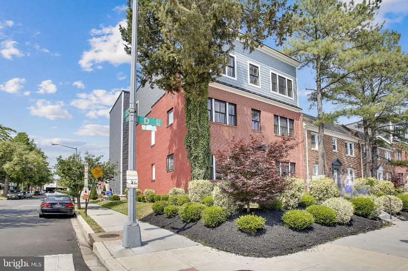 Washington Condo: 2000 D St NE