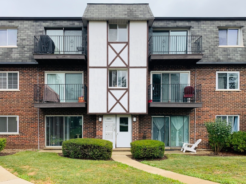 Des Plaines Condo: 9462 Bay Colony Dr