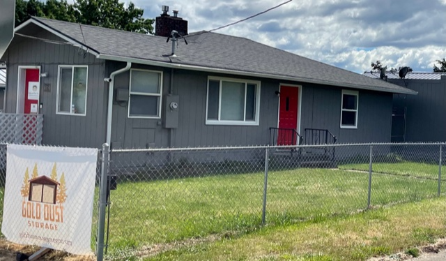 Winston House: 160 NW Rose St