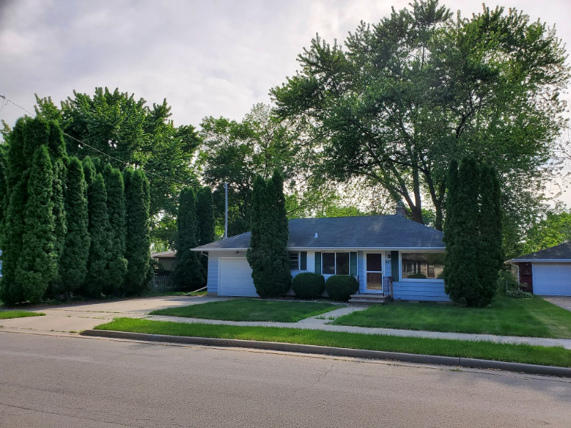 Neenah House: 1163 Higgins Ave