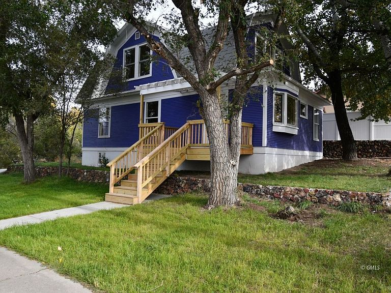Glendive House: 220 W Allard St