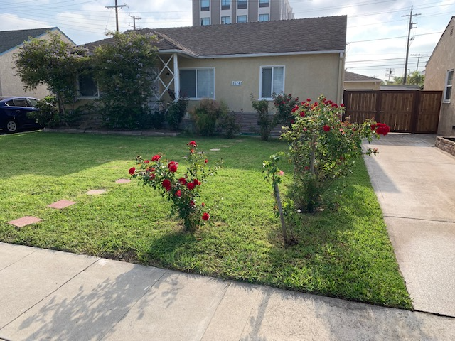 Los Angeles House: 8624 Lilienthal Ave