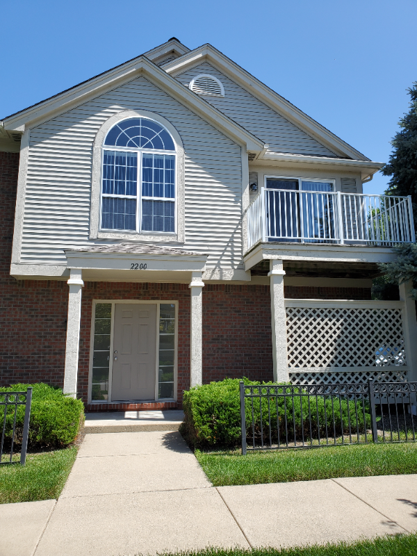 Walled lake Townhome: 2200 saratoga blvd