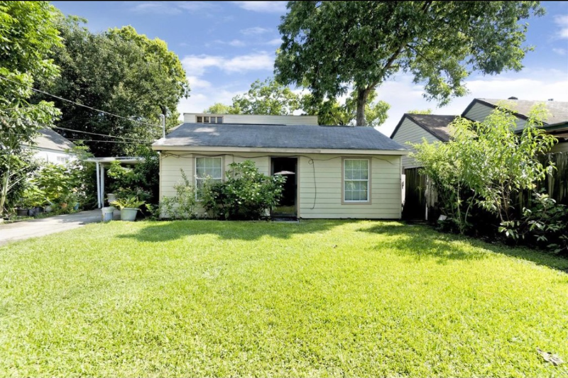 Baytown House: 804 Pearl St