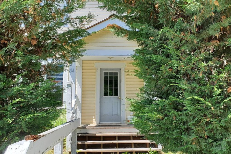 Priest River Apartment: 34 Church St