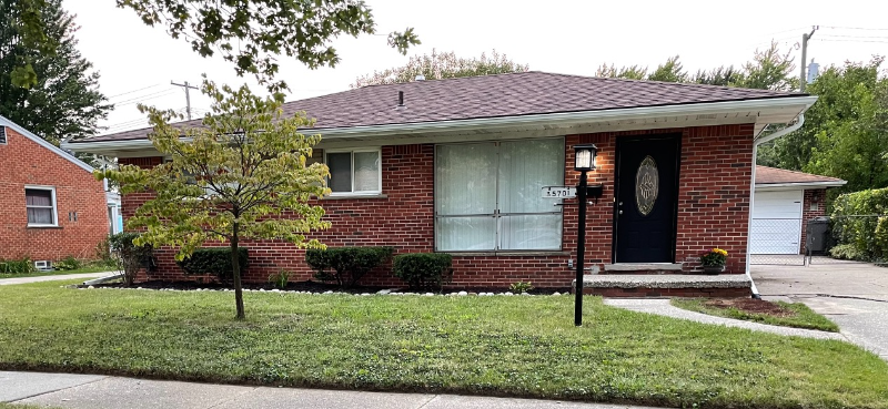 Clinton Township House: 35701 Strathcona St