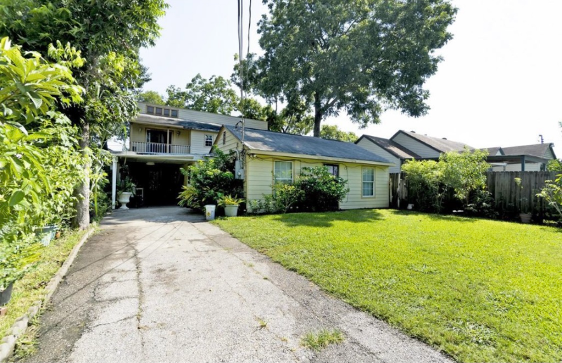 Baytown House: 804 Pearl St