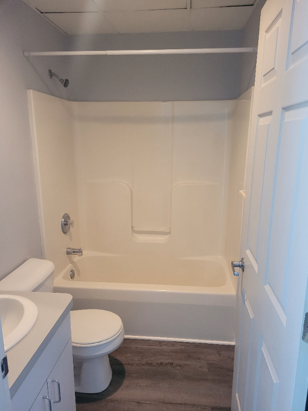 Elyria Apartment: 140 Middle Ave