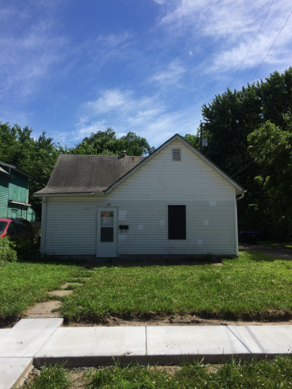 Topeka House: 215 NE Paramore St
