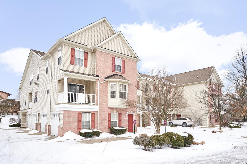 Strongsville Townhome: 480 Tollis Pkwy
