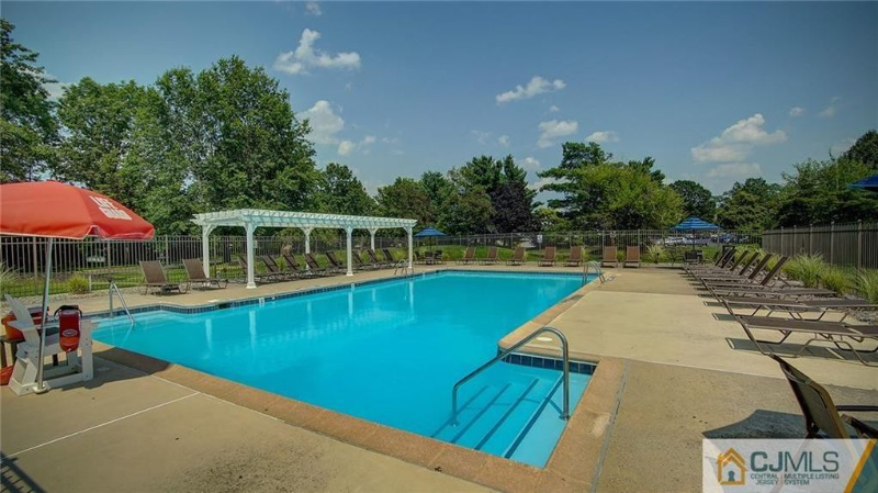 East Brunswick Condo: 433 Danbury Ln