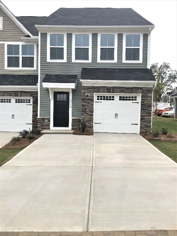 Greer Townhome: 300 Hunt Glenn Ct