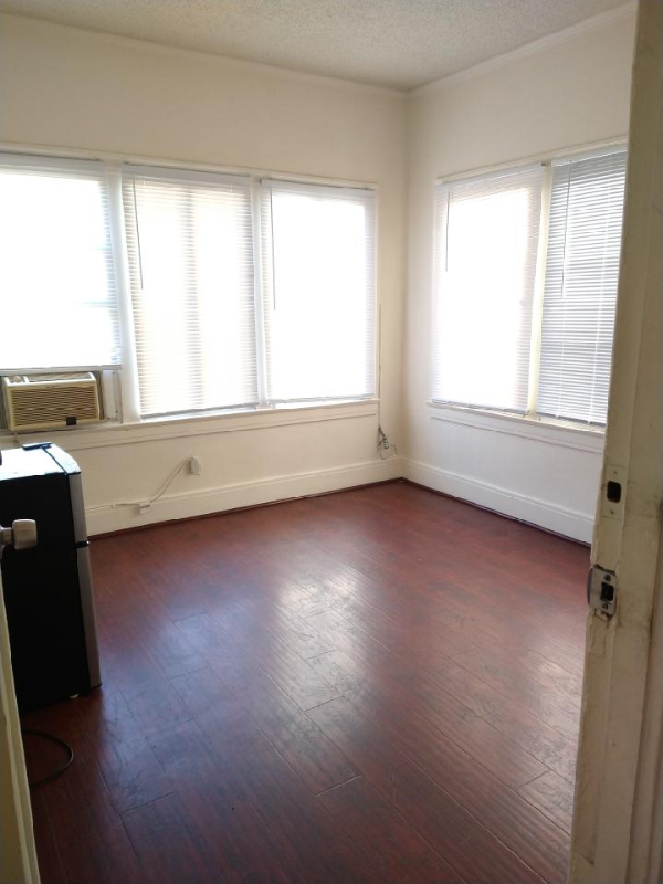 Los Angeles Apartment: 1833 w 11th place