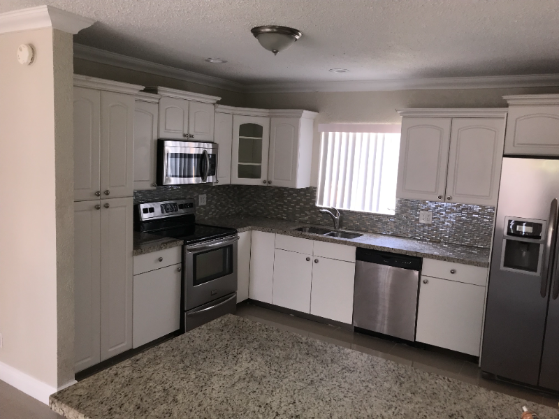 hollywood House: 1306 s 29 av