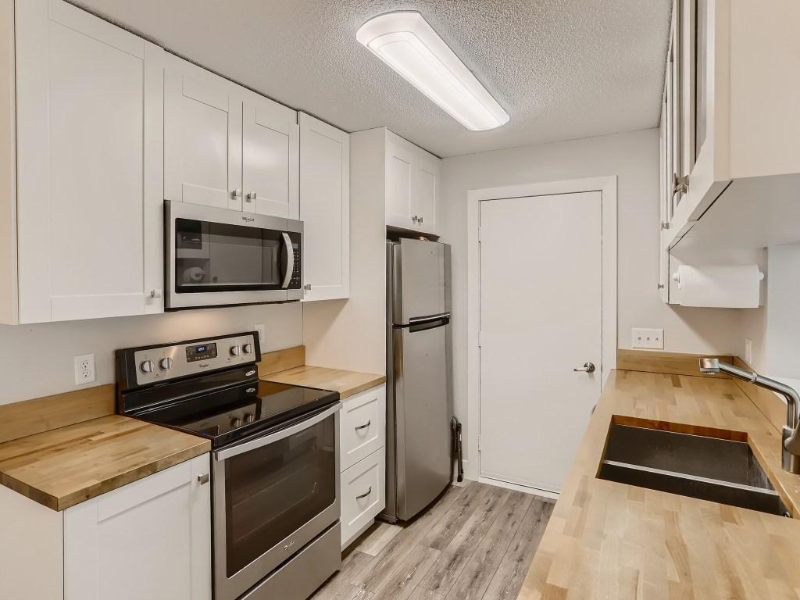 Oakdale Townhome: 1632 Helena Rd N