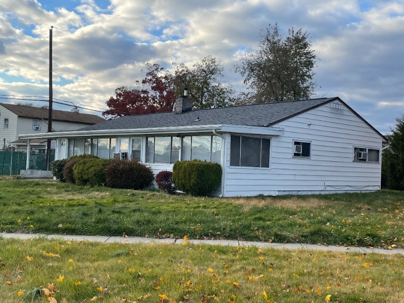 Levittown House: 5 Serpentine Lane