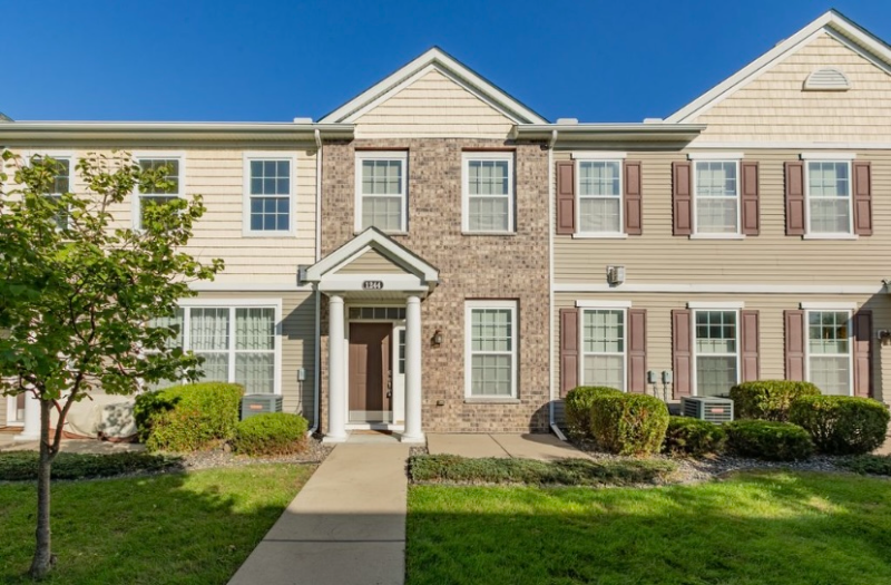 Maplewood Townhome: 1244 Chateau Ave