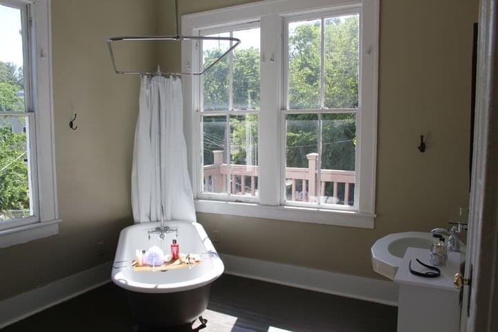 Savannah Apartment: 203 - 1/2 W 35th St