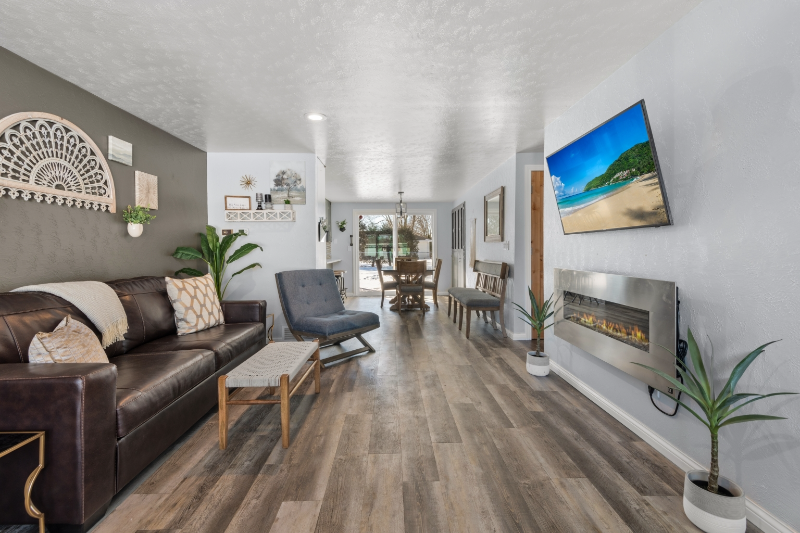 DE PERE Townhome: 444 S Saint Bernard St