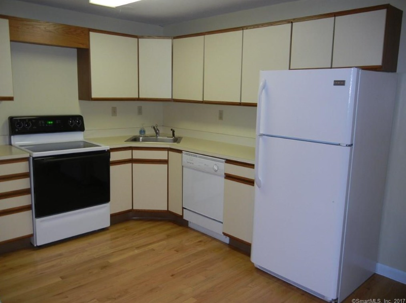 West Hartford Condo: 104 Oakwood Ave