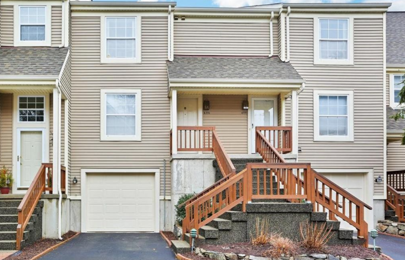Norwalk Condo: 606 Foxboro Dr
