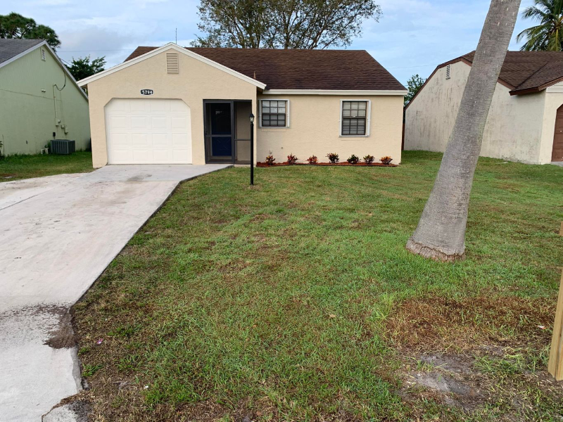 Stuart House: 5794 SE Mitzi Ln
