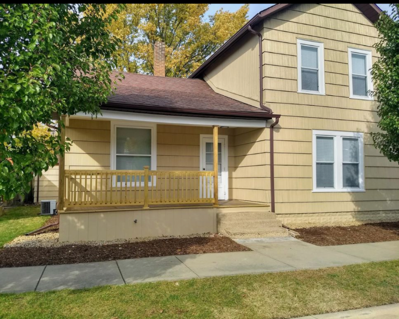 Mishawaka Apartment: 136 E Lawrence St