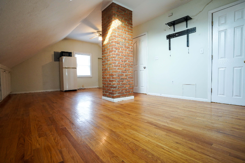 Brighton Apartment: 24 Oak Square Ave