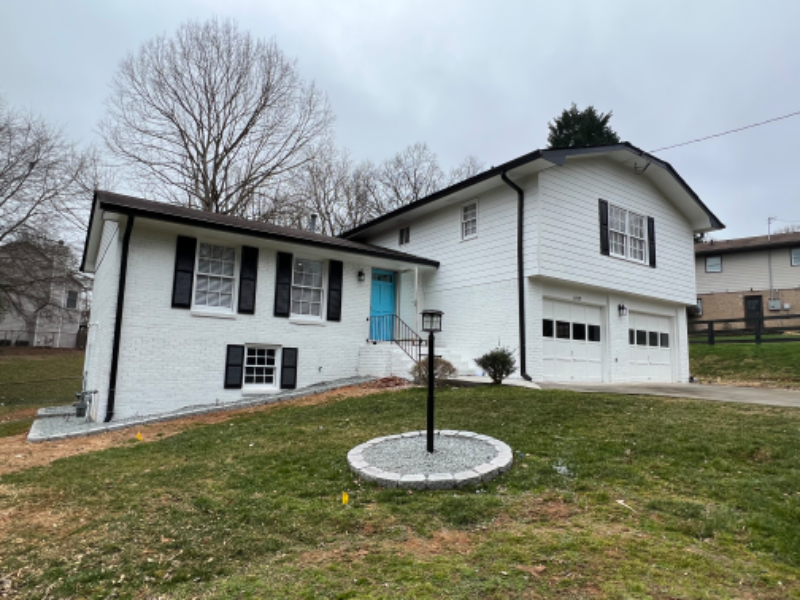 dunwoody House: 6959 Lockridge Dr