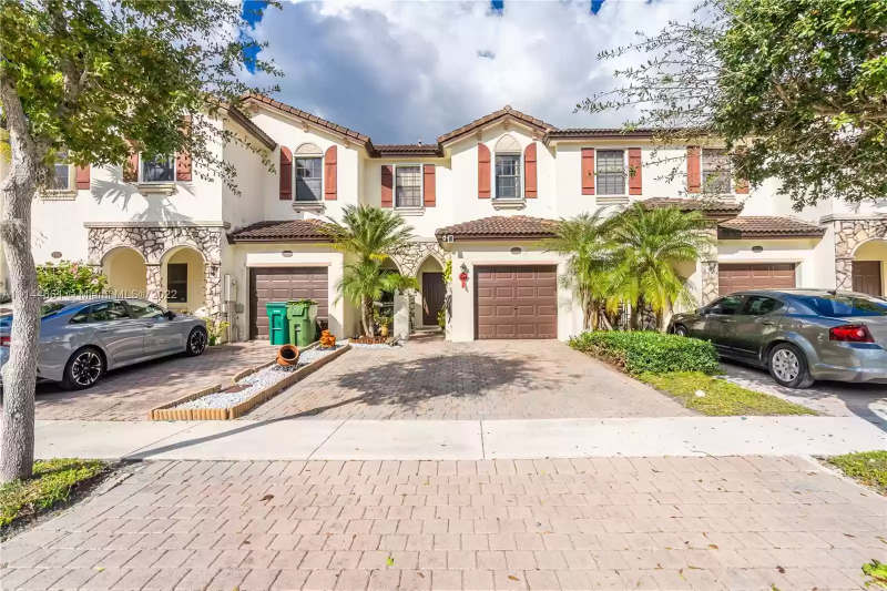 Homestead Townhome: 3709 NE 4th St