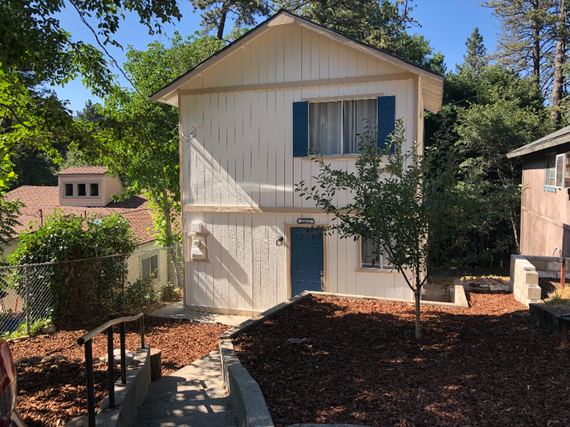 Crestline House: 22822 Azalia Ln