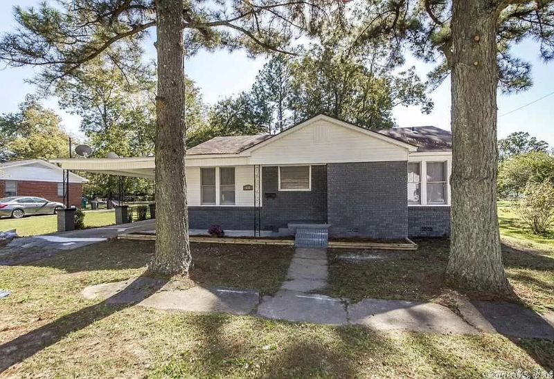 Lonoke House: 415 W Pine St