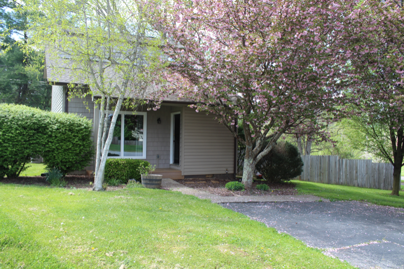 Johnson City House: 7 Crouch Ct